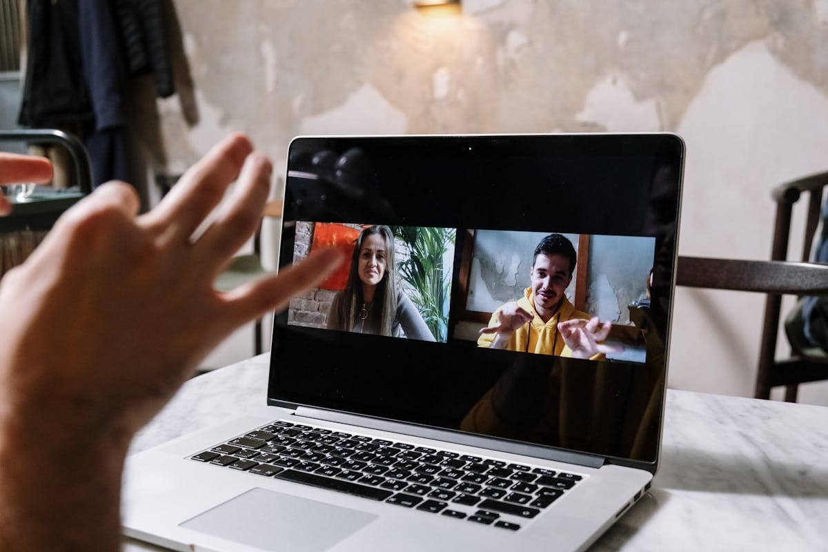 PayAtt-medarbetare och ny Premium-handlare i ett digitalt möte vid laptopen