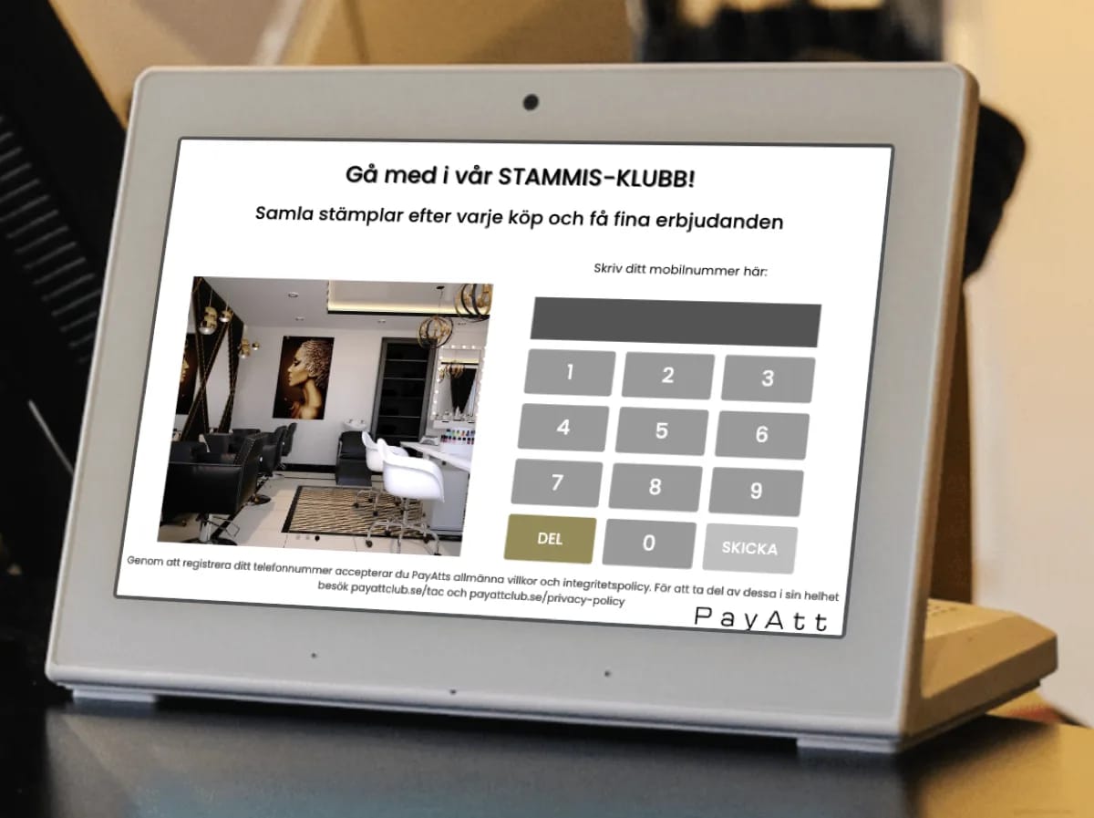 Registreringsskärm i en skönhetssalong — kunden fyller i sitt mobilnummer